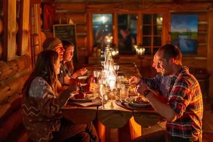 Nach einem Tag im Schnee ist das gemeinsame Abendessen in der Blockhütte ein weiterer Höhepunkt.